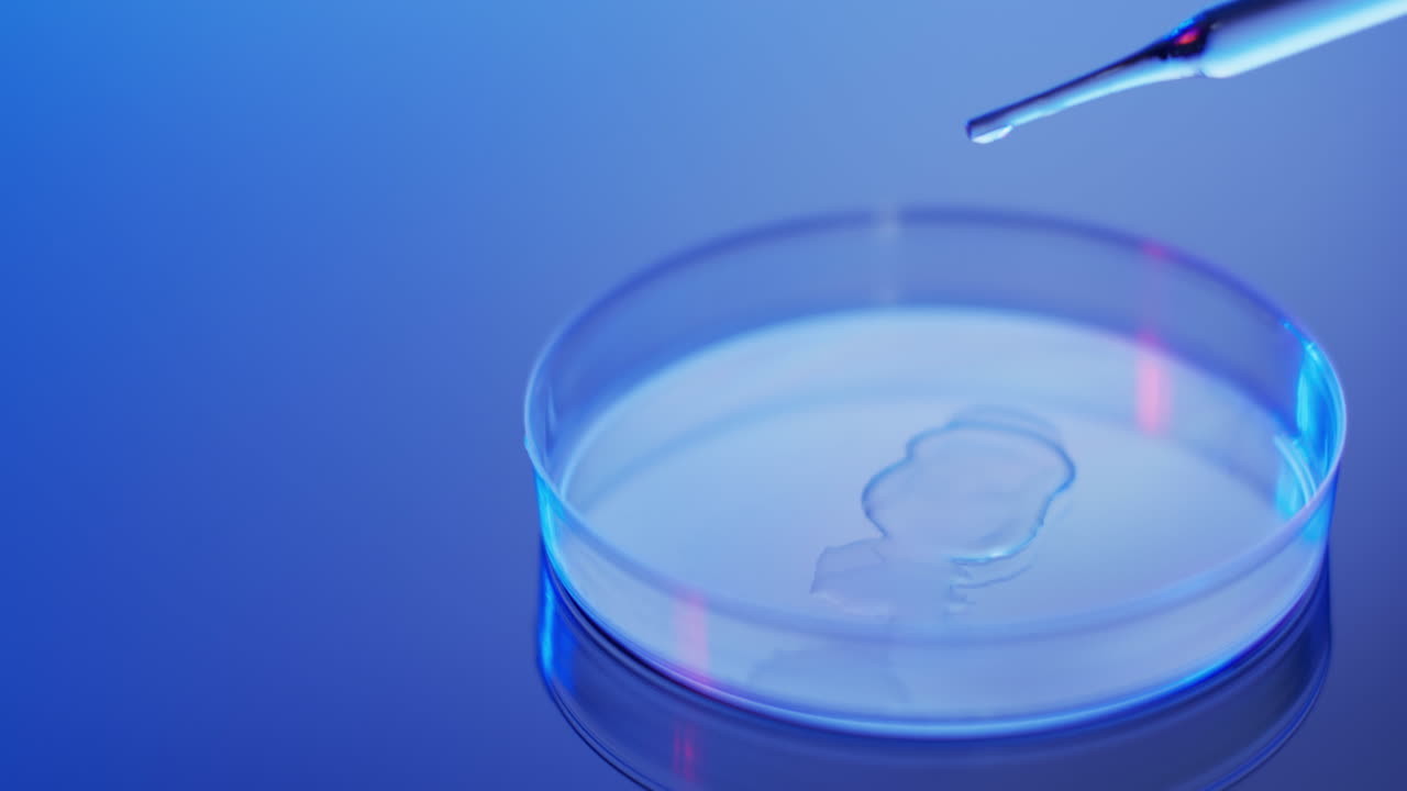 Video di pipetta da laboratorio e capsula di Petri con spazio per il testo su sfondo blu