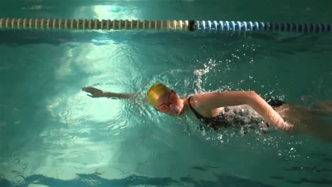 Mujer-En-Forma-Nadando-En-La-Piscina