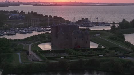 Wide-shot-of-Medieval-fortress-Muiderslot-at-Muiden-Netherlands,-aerial