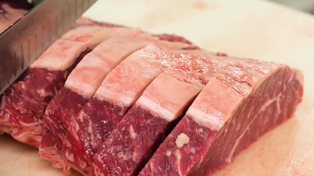 Taglio di carne fresca in porzioni per bistecche