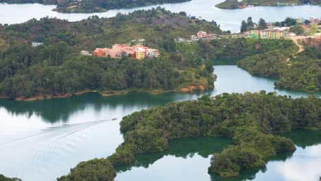 Lancha-Rápida-Entrando-En-El-Islote-Del-Archipiélago-De-Guatape-En-Colombia-Medellín-Departamento-De-Antioquia-Famoso-Destino-Turístico