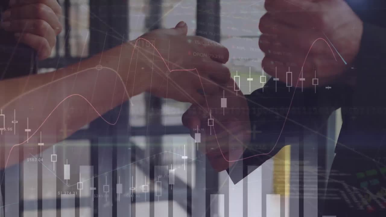 procesamiento de datos financieros contra la sección media de la gente de negocios estrechando la mano