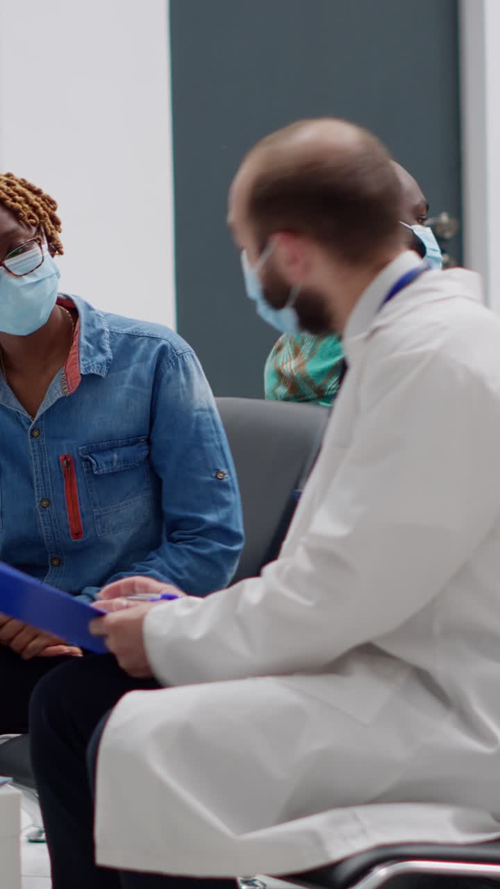 Médicos na sala de espera