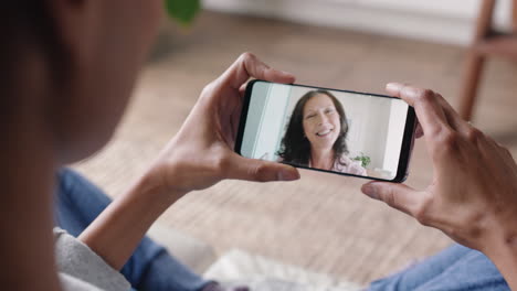 mujer joven teniendo video chat usando teléfono inteligente en casa hablando con su madre disfrutando de la conversación compartiendo estilo de vida en el teléfono móvil