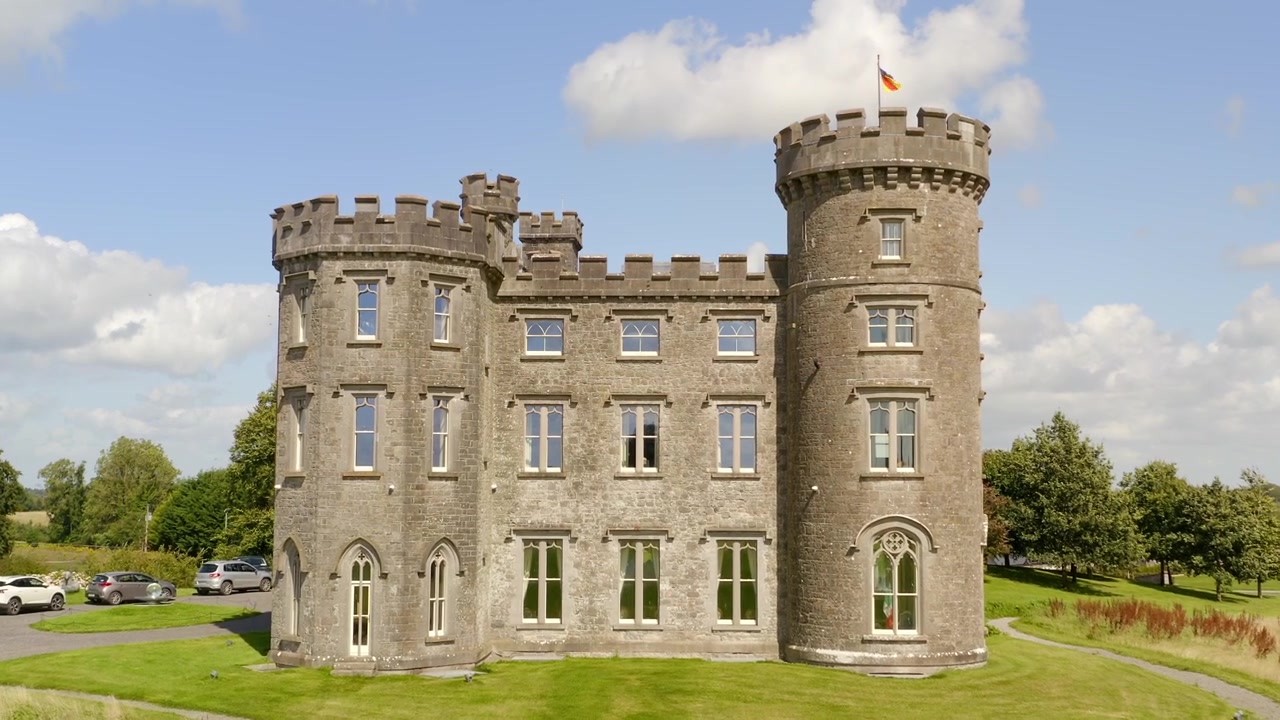 Carrellata di un incredibile castello irlandese restaurato in una giornata di sole.