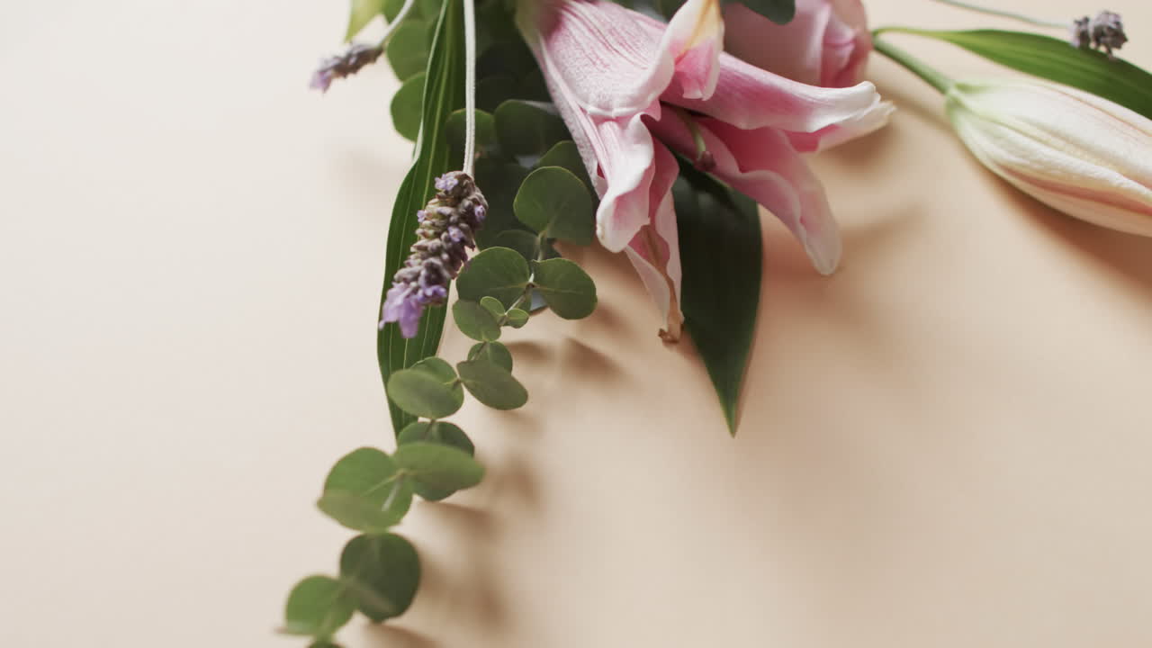 Video di un bouquet di fiori multicolore con spazio per il testo su sfondo giallo.