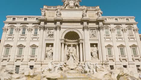 Ein-Schwenk-Nach-Unten-Zeigt-Den-Erstaunlichen-Trevi-Brunnen-In-Rom,-Italien