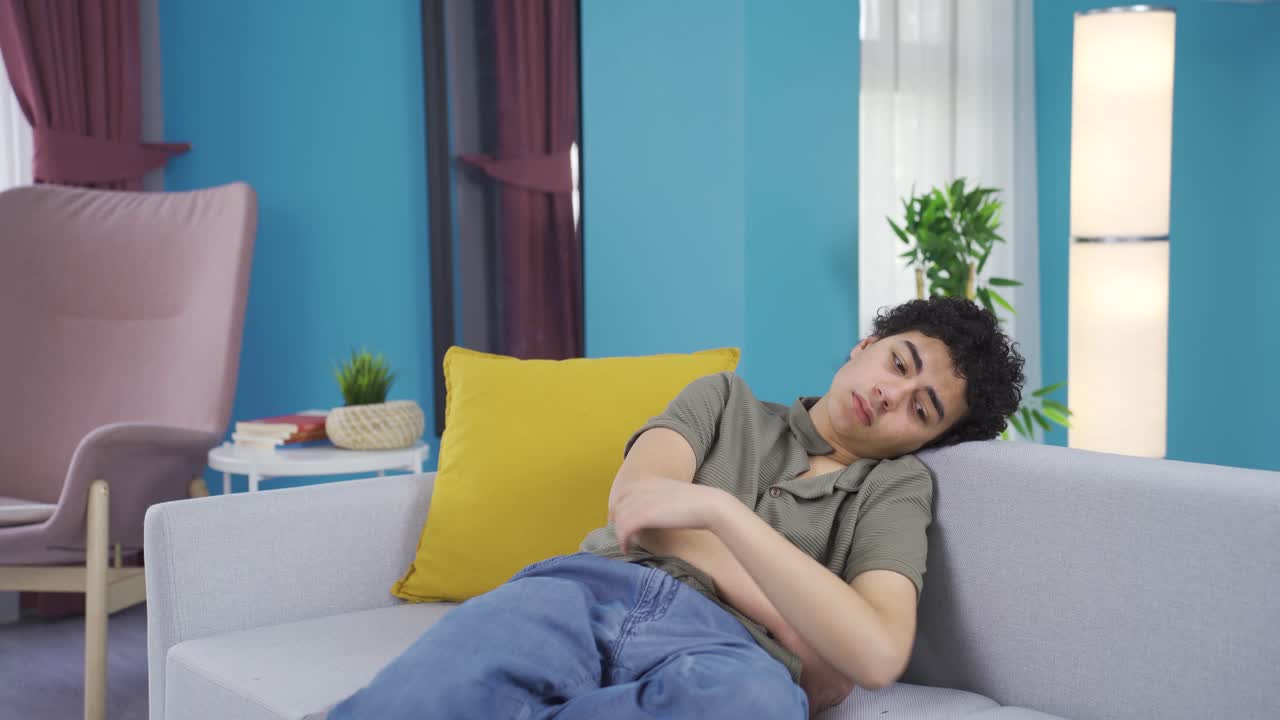 어린 십대 소년은 집에서 화를 내고 울고 있습니다.