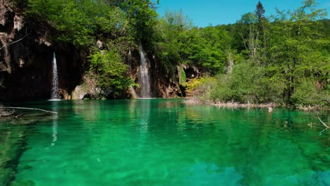 paisaje vívido y cascadas cristalinas en el parque nacional de los lagos de plitvice en croacia