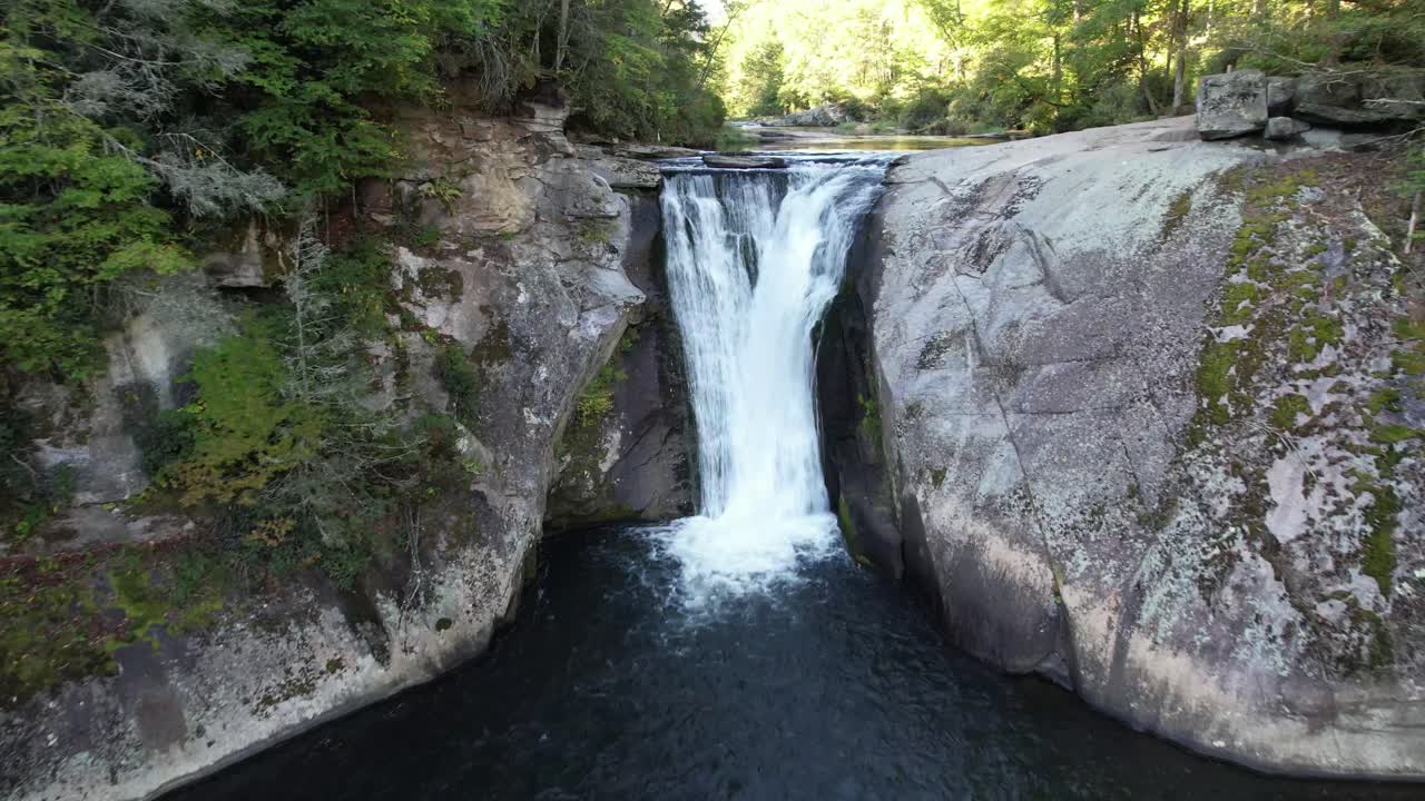 Luftsveip inn mot fossende vann ved Elk River Falls nær Elk Park, NC, Nord-Carolina