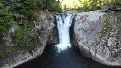 Elk-River-Falls-Stürzt-Aus-Der-Luft-In-Rauschendes-Wasser-In-Der-Nähe-Von-Elk-Park,-North-Carolina,-North-Carolina