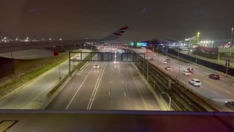 Taxi-De-Avión-Nocturno-Sobre-Un-Puente-De-Carretera-30fps-4k