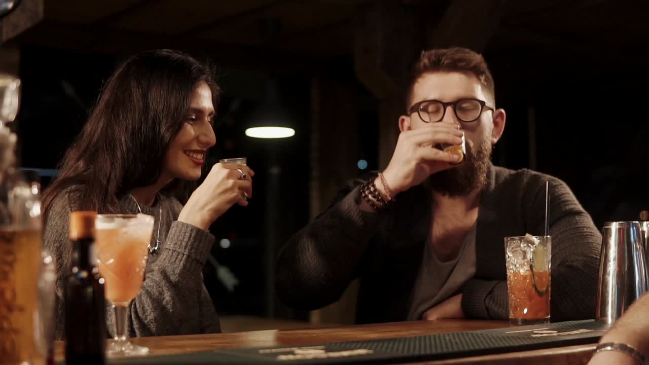 amici che si godono un drink in un bar