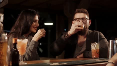 amigos disfrutando de bebidas en un bar
