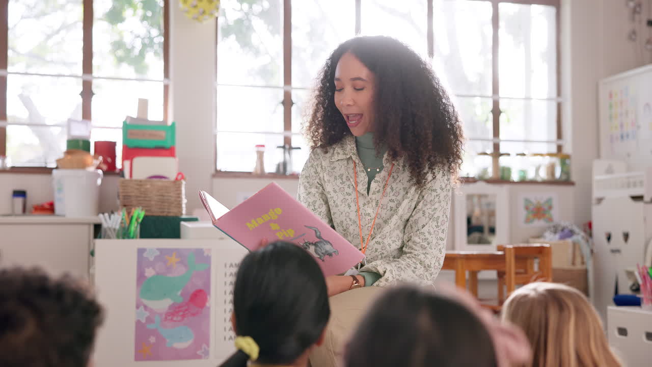 escuela, niños o maestros leyendo un libro