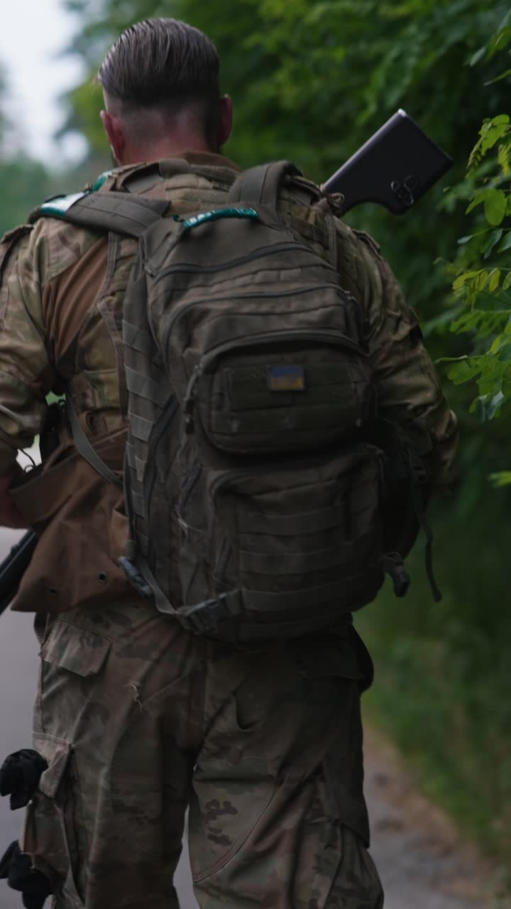 soldado en camuflaje con mochila y rifle