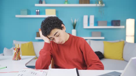 Aburrido-De-Estudiar,-El-Estudiante-Se-Siente-Abrumado-Y-Constreñido.