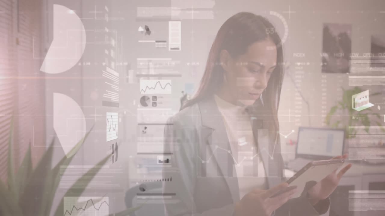animación de gráficos y tablero de negociación sobre una mujer de negocios biracial sonriente navegando en una tableta digital