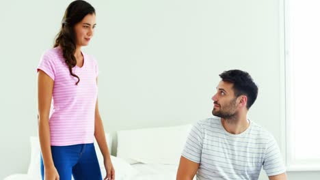 pareja interactuando entre sí en el dormitorio