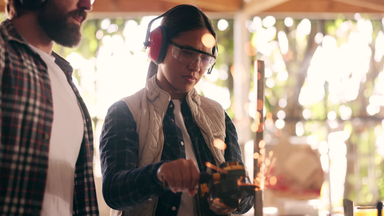 용접기, 여성 및 드맨 스파크와 함께 사람들