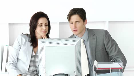 dos hombres de negocios trabajando en una computadora