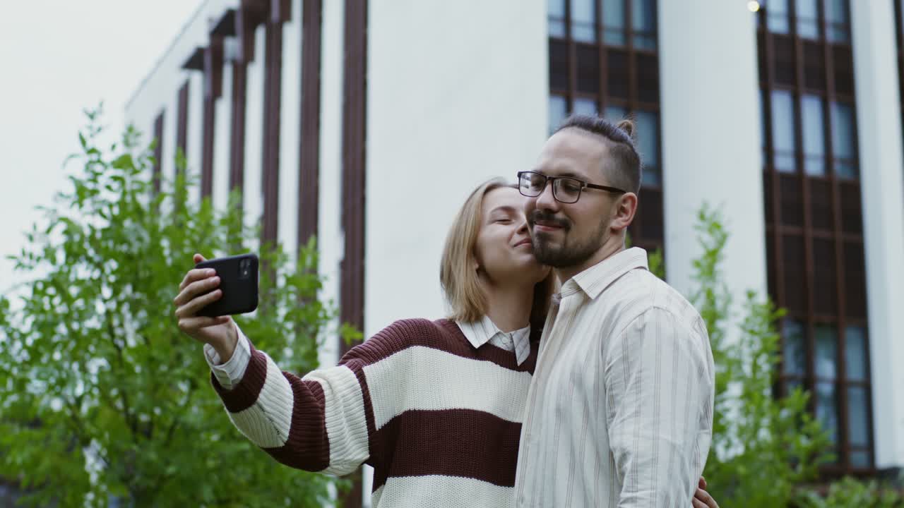 pareja tomando selfies al aire libre