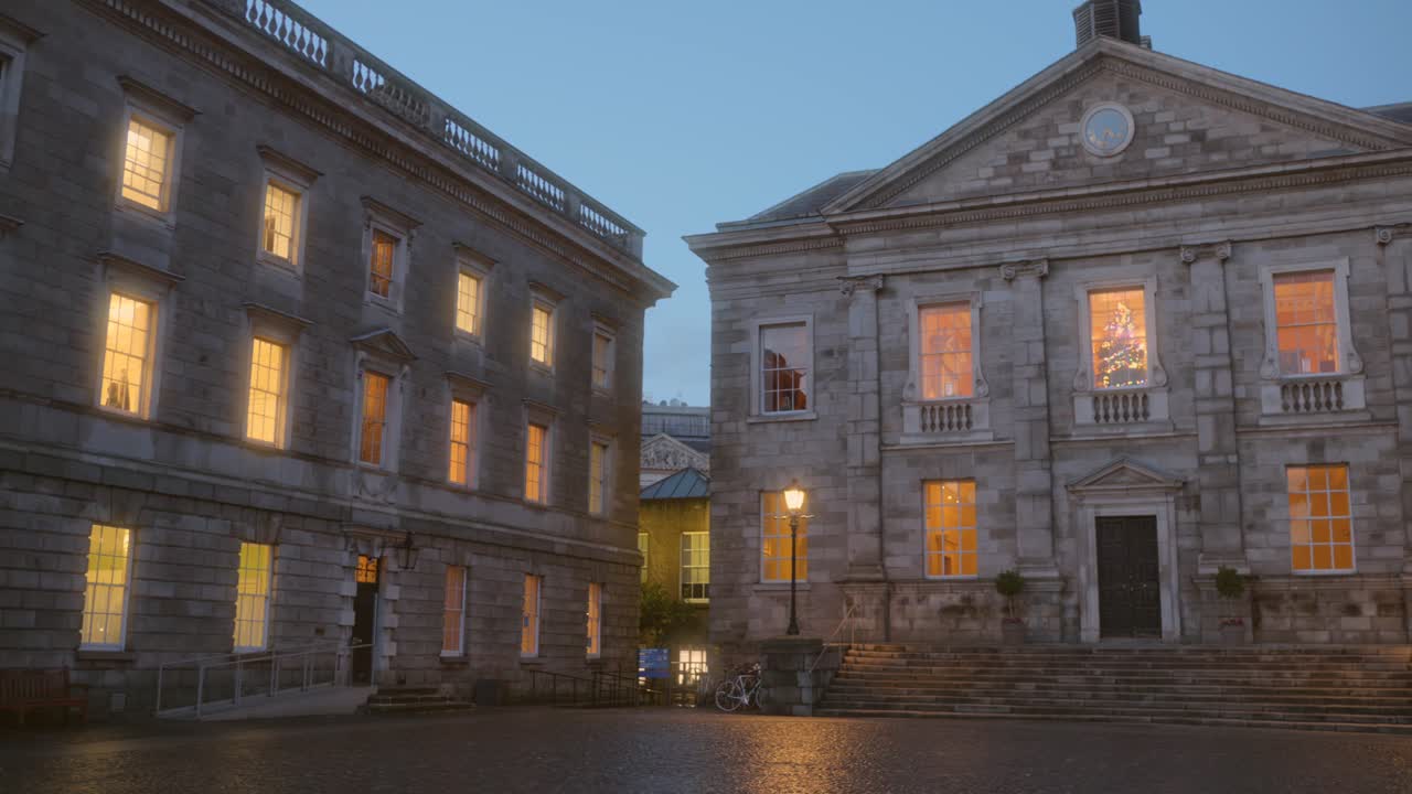 아일랜드 더블린에서 크리스마스 때 트리니티 칼리지와 대학교의