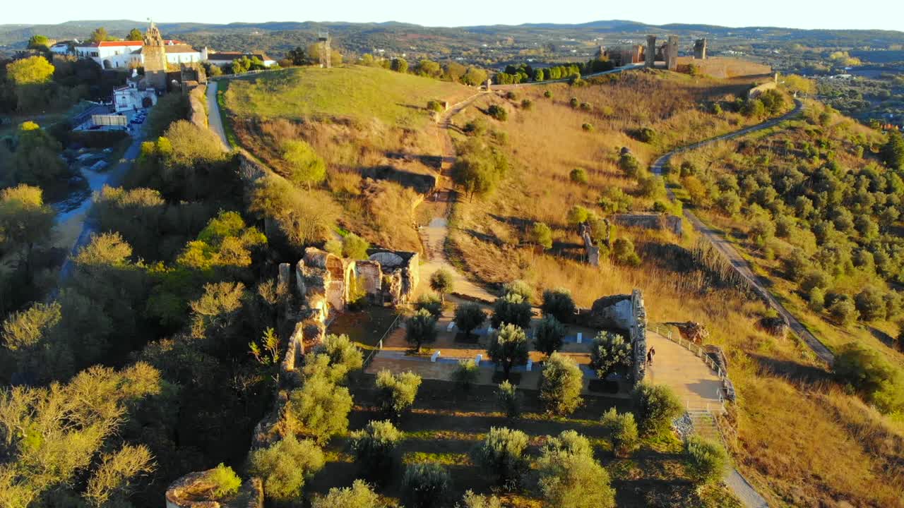 fotografía de un avión no tripulado de algunas ruinas antiguas en una colina en alentejo, portugal