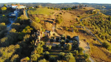 Drohnenaufnahme-Einiger-Alter-Ruinen-Usw.-Auf-Einem-Hügel-In-Alentejo,-Portugal