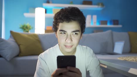 Porträt-Eines-Teenagers,-Der-Ein-Smartphone-Benutzt.