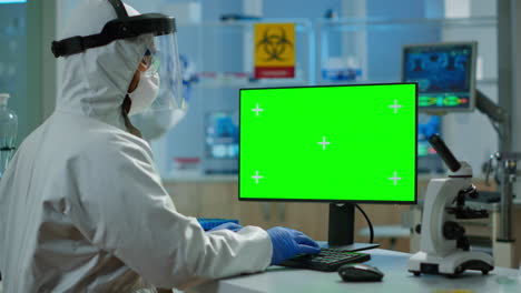 hombre investigador en suavizador mirando la computadora de la llave de croma