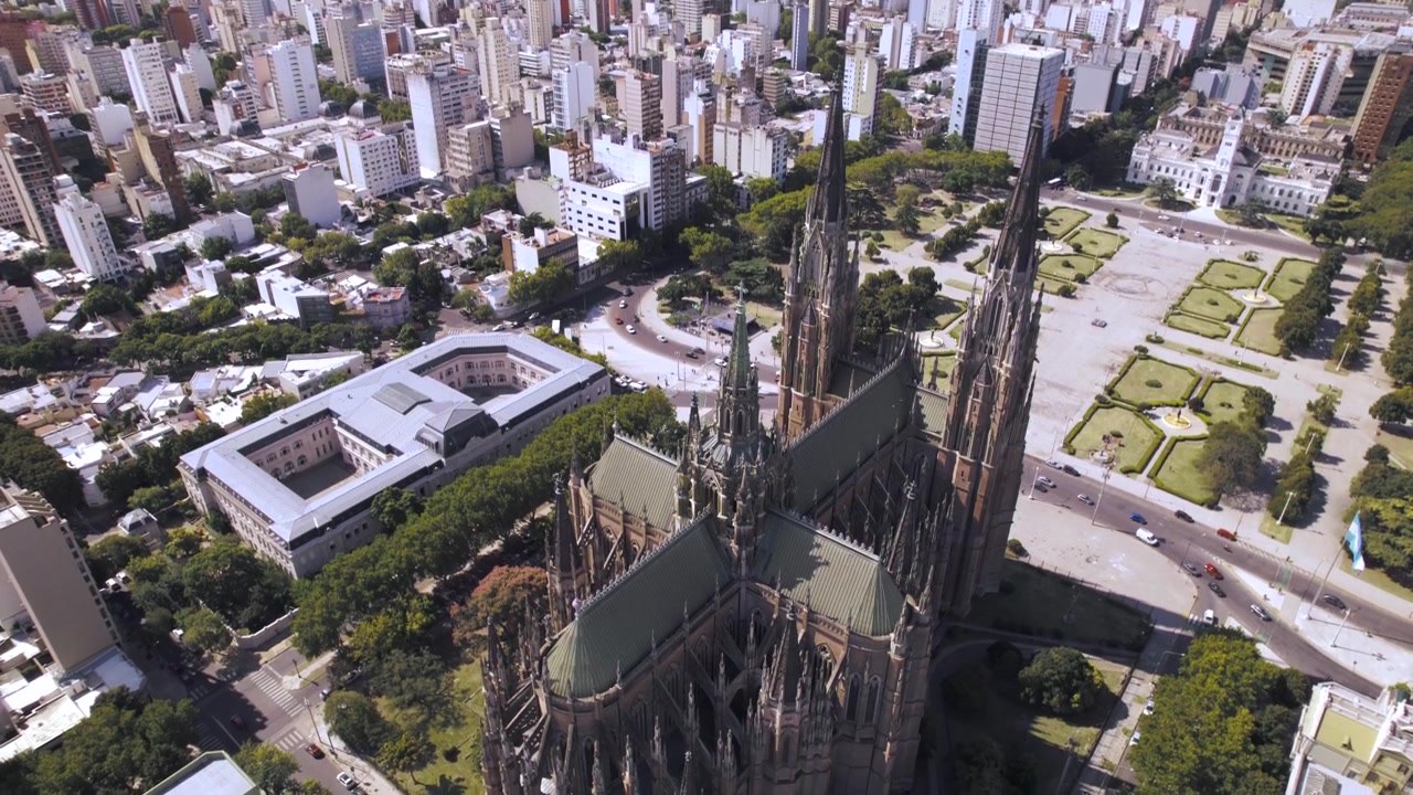 Vista aerea 4K con drone della Cattedrale di La Plata a Buenos Aires, Argentina. Una delle più grandi chiese neogotiche del mondo, caratterizzata da un'architettura imponente nel cuore della città