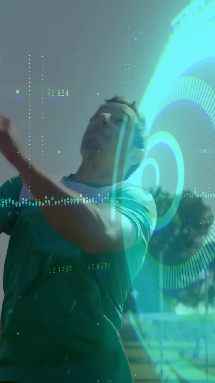 Vídeo vertical: Homens acompanhando o arco da bola no campo, disputando a bola enquanto um HUD de RA esportivo exibe estatísticas.