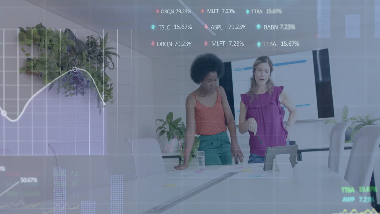 animación del procesamiento de datos financieros sobre diversas personas de negocios en la oficina
