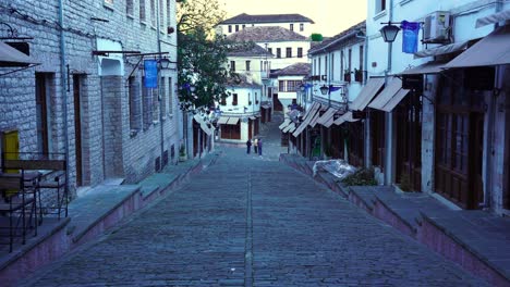 알바니아 gjirokaster에서 아침에 조약돌과 전통 건물이 있는 골목