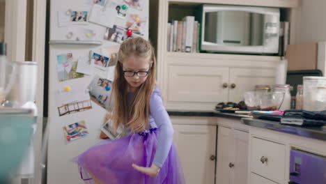 Feliz-Bailarina-Bailando-En-La-Cocina-Divirtiéndose-Practicando-Movimientos-De-Baile-De-Ballet-Usando-Tutú-Morado-En-Casa