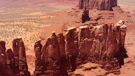 Drohnenaufnahmen-Aus-Der-Luft-Des-Monument-Valley-Navajo-Tribal-Park-Zwischen-Utah-Und-Arizona,-USA