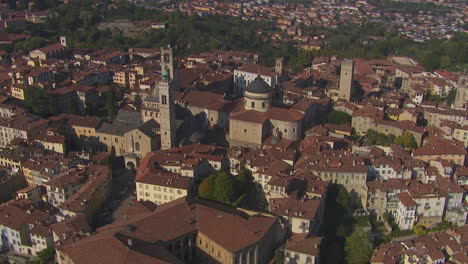 Toma-Aérea-Giratoria-De-La-Impresionante-Ciudad-De-Bérgamo-Y-La-Basílica-De-Santa-Maria-Maggiore