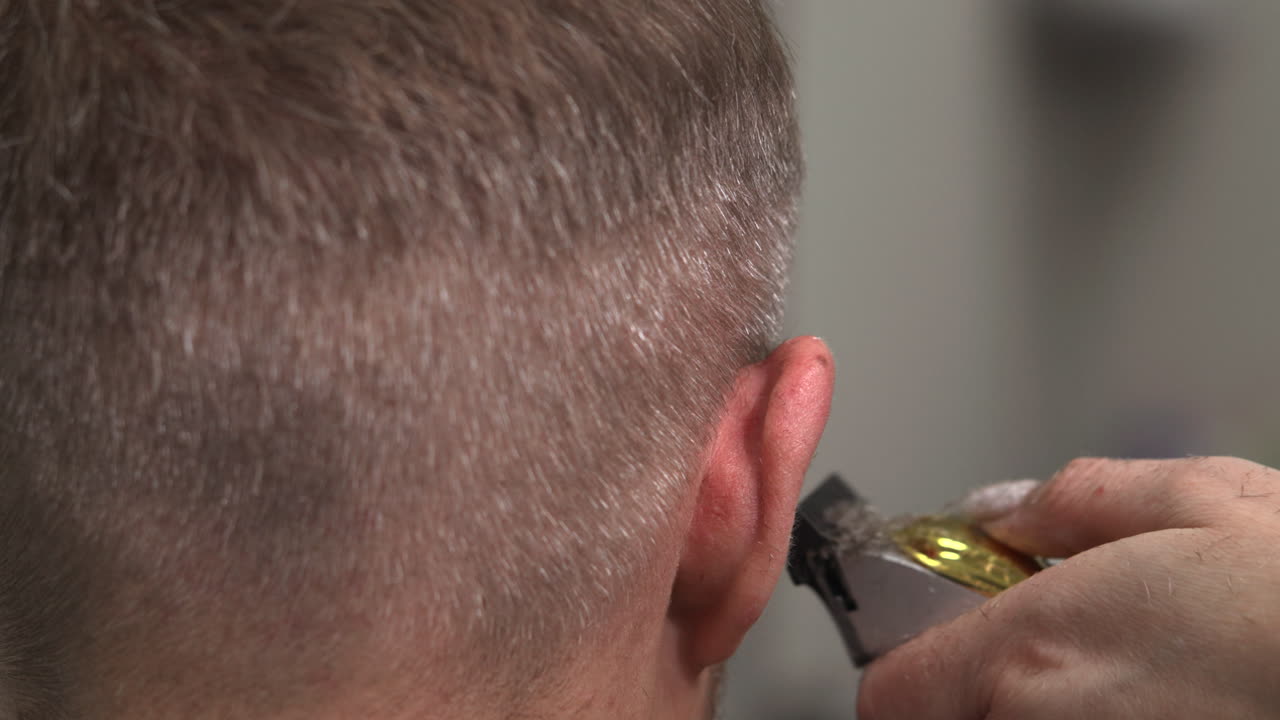 Taglio di capelli con tagliacapelli
