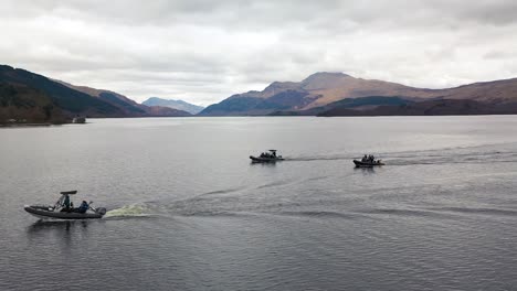 蘇格蘭洛蒙德湖 (loch lomond) 的三艘船在春季初的背景下.