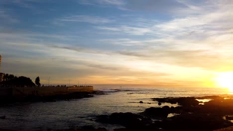 Lapso-De-Movimiento-De-La-Puesta-De-Sol-Sobre-El-Paseo-Marítimo-De-Ciudad-Del-Cabo