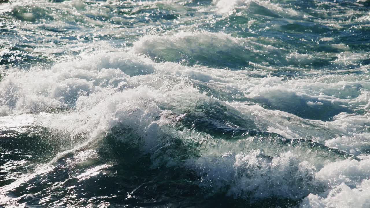 Des vagues dynamiques déferlent sur la plage de sable fin, scintillant sous le soleil éclatant. Les doux sons de l’océan emplissent l’air tandis que la marée monte et descend, créant une atmosphère paisible.