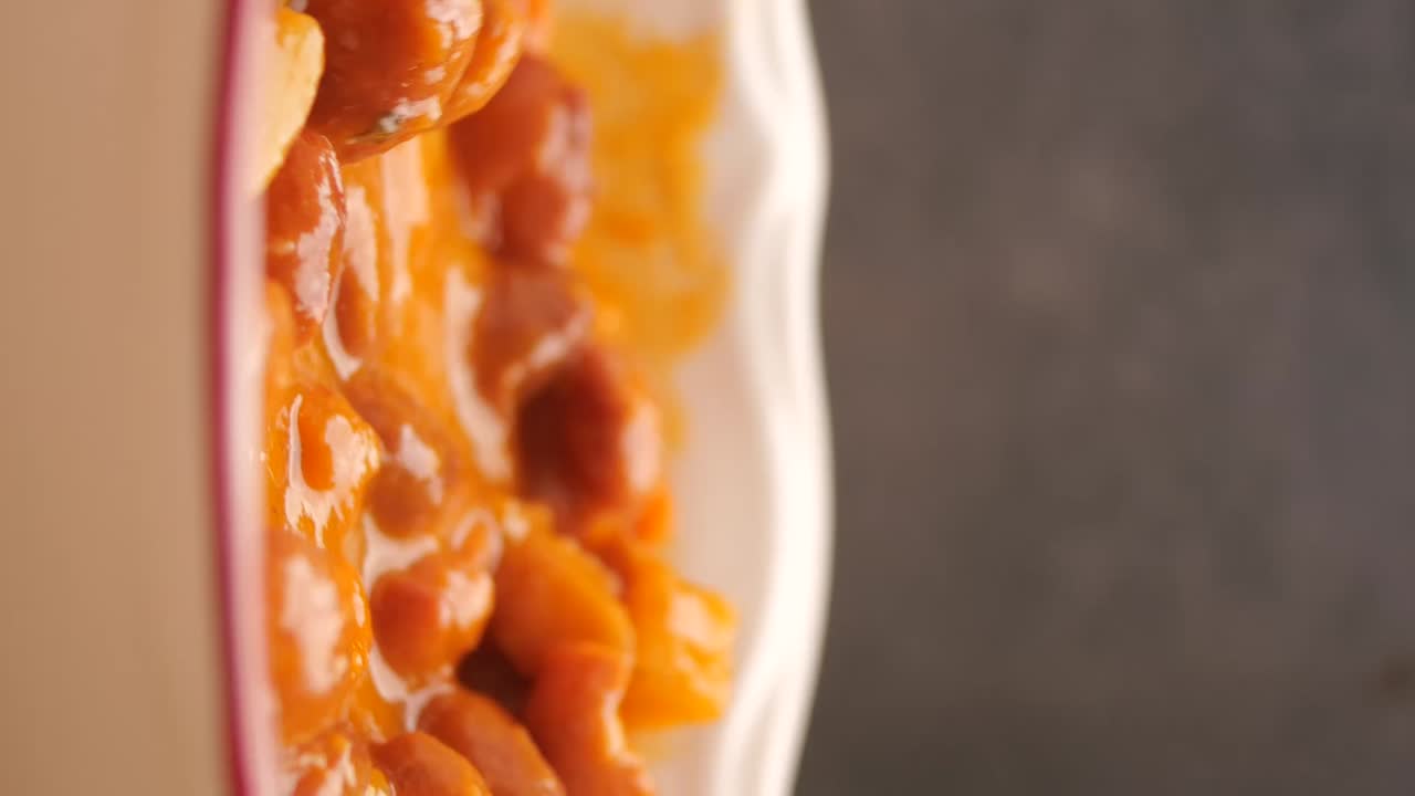 Fagioli al forno con salsiccia presi da una ciotola