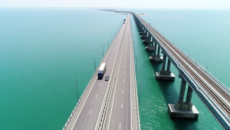 puente sobre el agua con tráfico