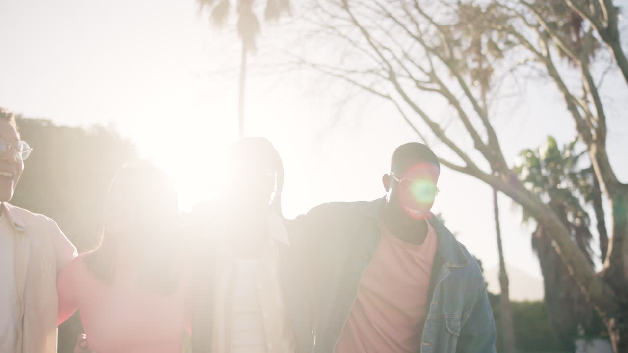 야외 를 즐기는 친구 들 의 모임