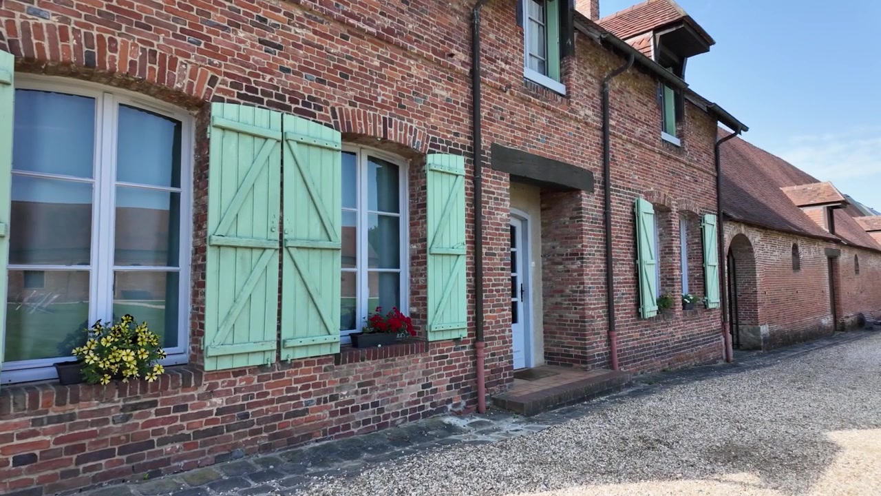 Vue au ralenti d'un bâtiment français historique dans la cour du Château de Martainville, présentant l'architecture traditionnelle de la Renaissance en Normandie, France