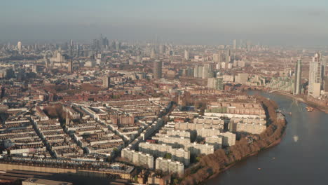 Luftaufnahme-Eines-Schiebereglers-über-Pimlico,-Der-Das-Battersea-Kraftwerk-Mit-Der-Skyline-Von-London-Im-Hintergrund-Enthüllt