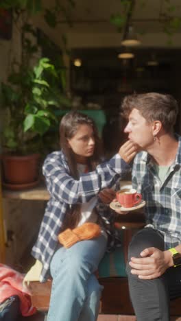 una pareja disfrutando de café en una cafetería al aire libre
