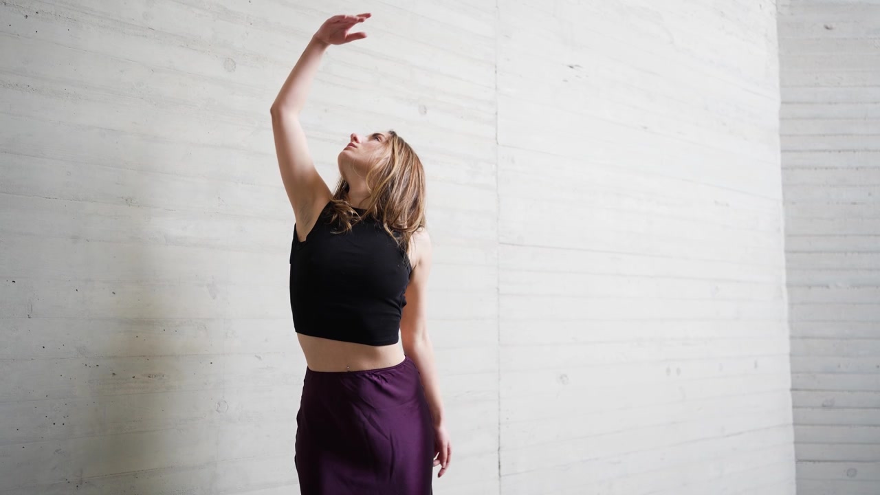 Elegante og yndefulde dansepositioner sat mod et smukt minimalistisk baggrundsdesign