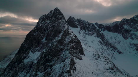 Dramatische-Lofoten-Gezackte-Gefrorene-Svartvatnet-Head-Berggipfel-Aus-Der-Luftaufnahme,-Die-Kalte-Sonnenaufgangsgipfel-Umkreisen